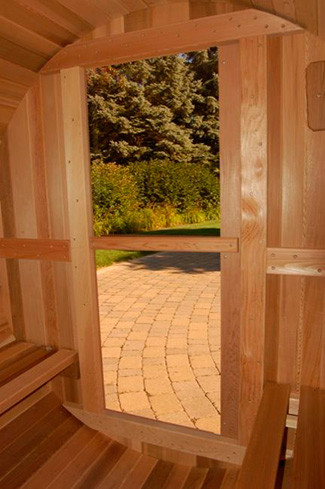Verglaste Tür der Fass-Sauna
