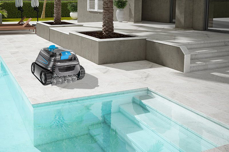 Poolroboter im Garten mit Pool